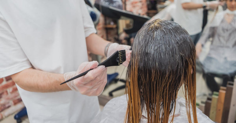 Barros capilares para cabello fino aplicados en salón de peluquería orgánica