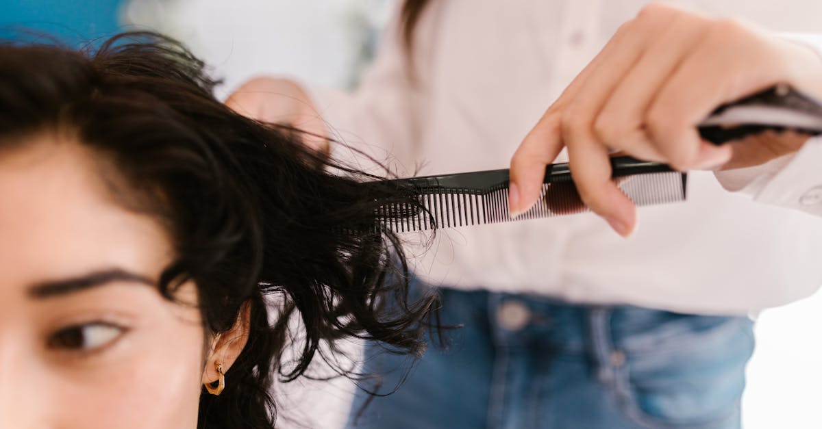 Peluquera cortando el cabello de una clienta en un salón de peluquería orgánica